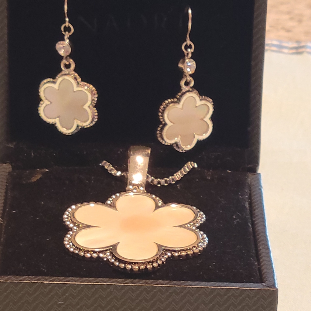 Silver Tone And Mother Of Pearl Flower Jewelry Set.